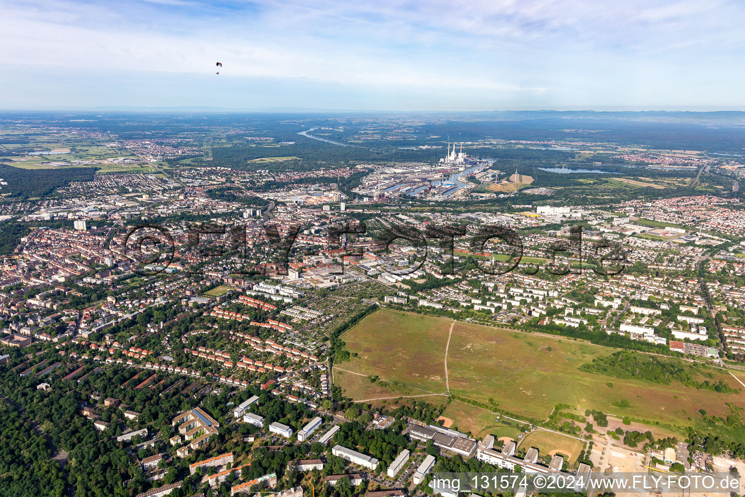 Vue aérienne de Ancien aérodrome, Mühburg, port du Rhin à le quartier Nordstadt in Karlsruhe dans le département Bade-Wurtemberg, Allemagne