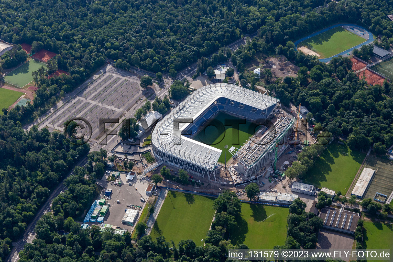 Vue oblique de Chantier de construction du nouveau stade du Karlsruher Sport-Club GmbH & Co. KGaA à le quartier Innenstadt-Ost in Karlsruhe dans le département Bade-Wurtemberg, Allemagne
