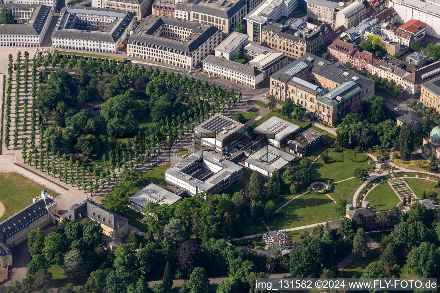 Vue aérienne de Cour constitutionnelle fédérale près le Jardin botanique Karlsruhe à le quartier Innenstadt-West in Karlsruhe dans le département Bade-Wurtemberg, Allemagne