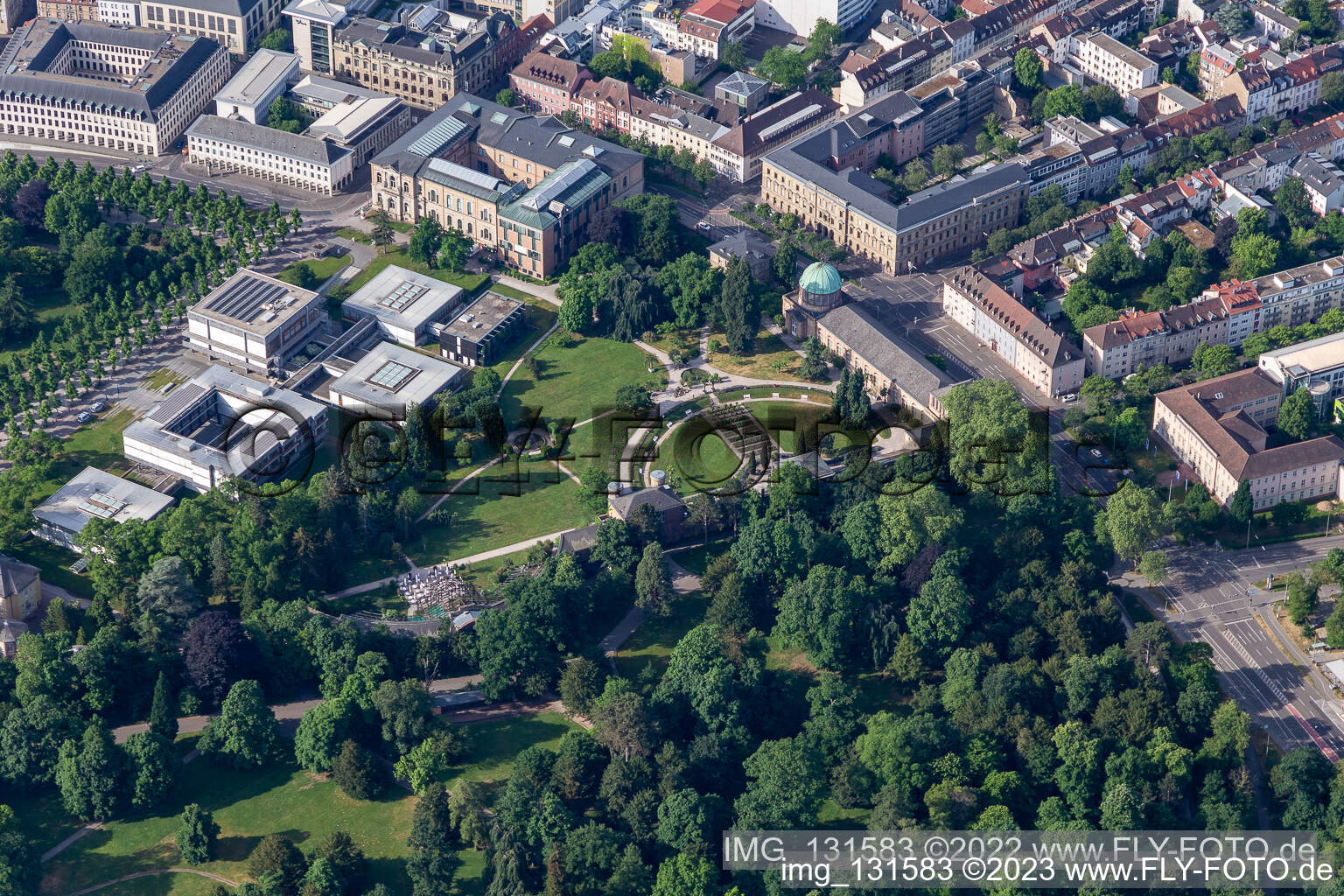 Vue aérienne de Cour constitutionnelle fédérale près le Jardin botanique Karlsruhe à le quartier Innenstadt-West in Karlsruhe dans le département Bade-Wurtemberg, Allemagne