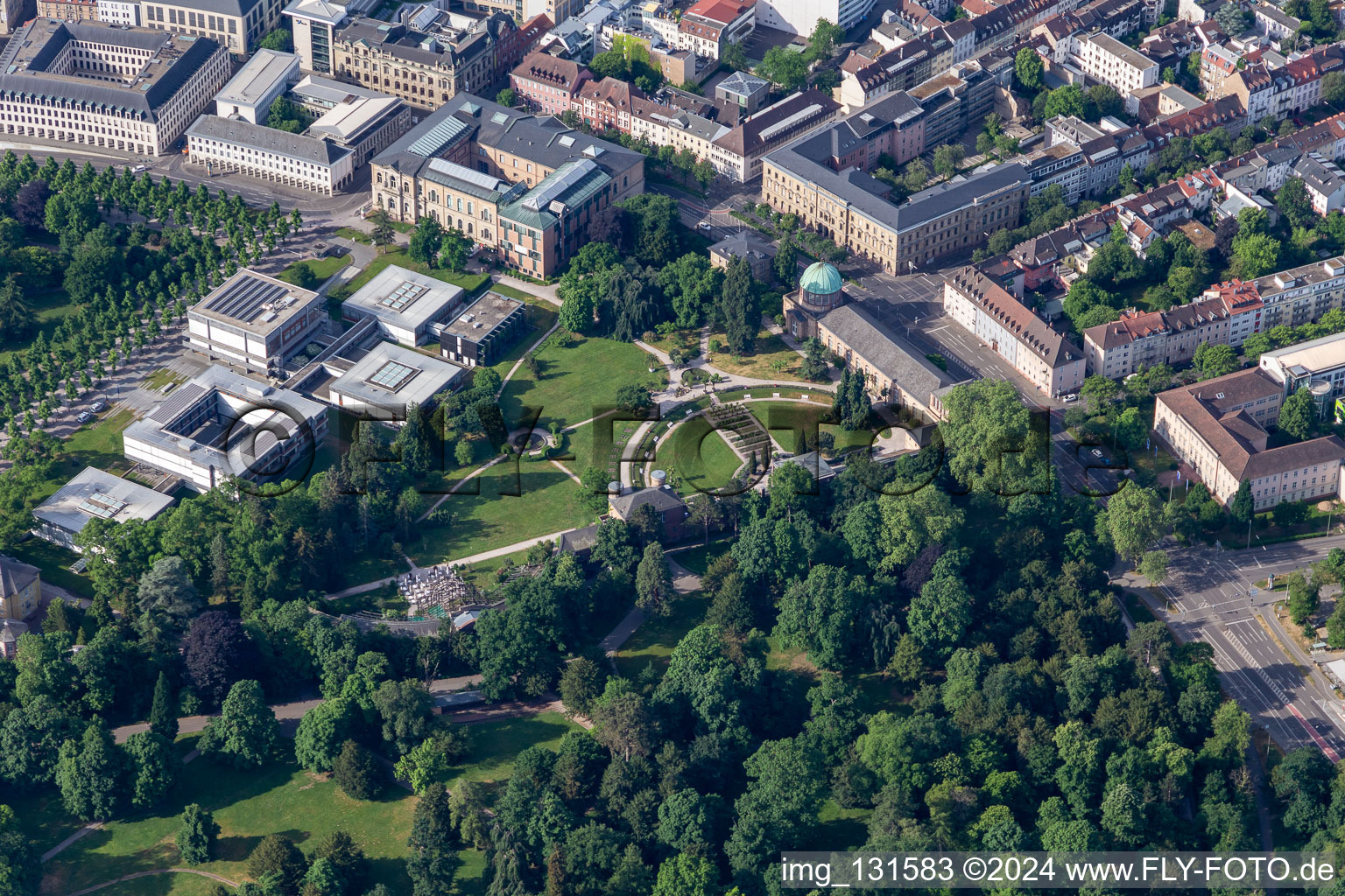 Vue aérienne de Cour constitutionnelle fédérale près le Jardin botanique Karlsruhe à le quartier Innenstadt-West in Karlsruhe dans le département Bade-Wurtemberg, Allemagne