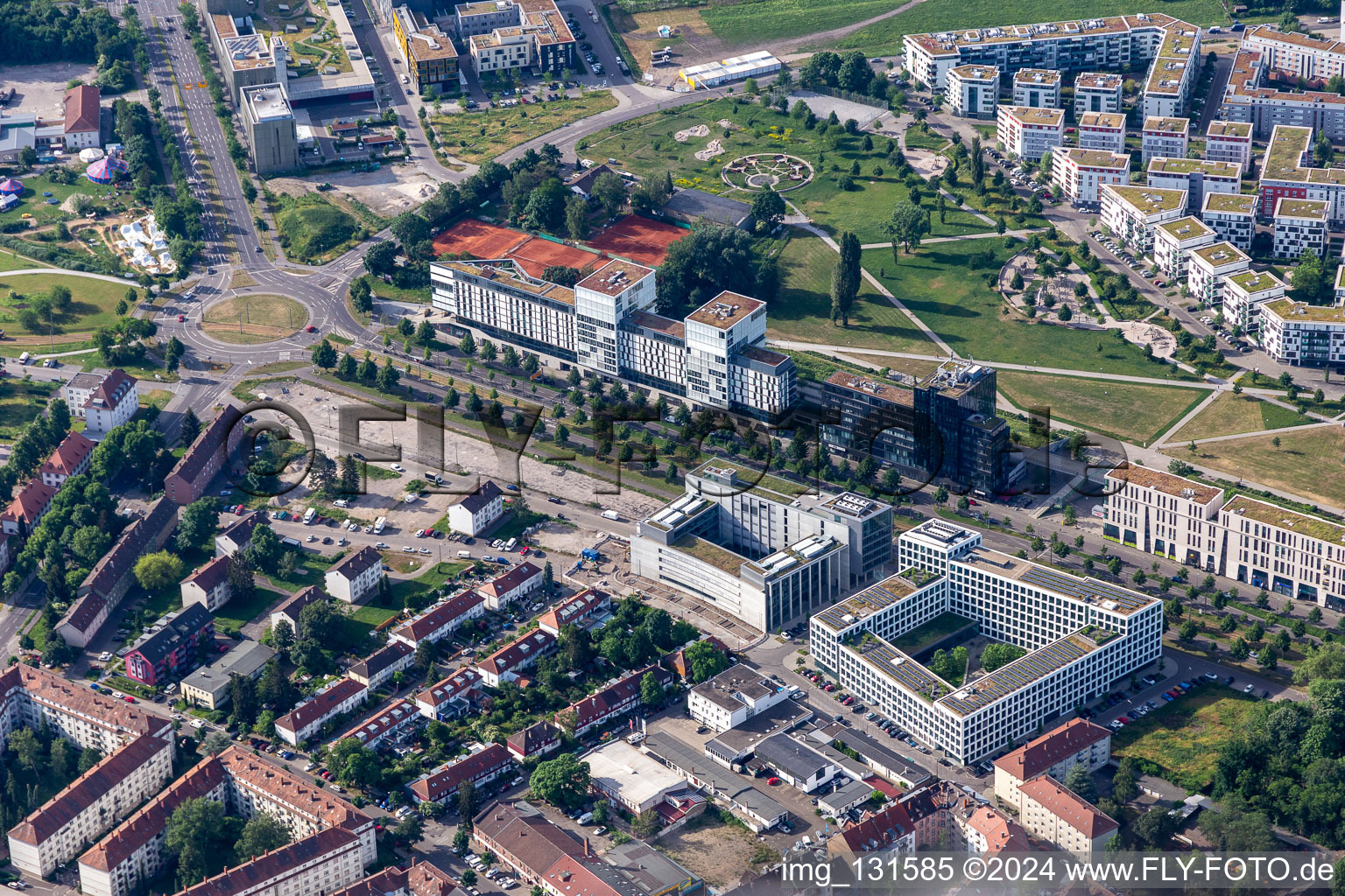 Vue aérienne de Deutsche Apotheker- und Ärztebank eG - apoBank sur Ludwig-Erhard-Allee à le quartier Oststadt in Karlsruhe dans le département Bade-Wurtemberg, Allemagne