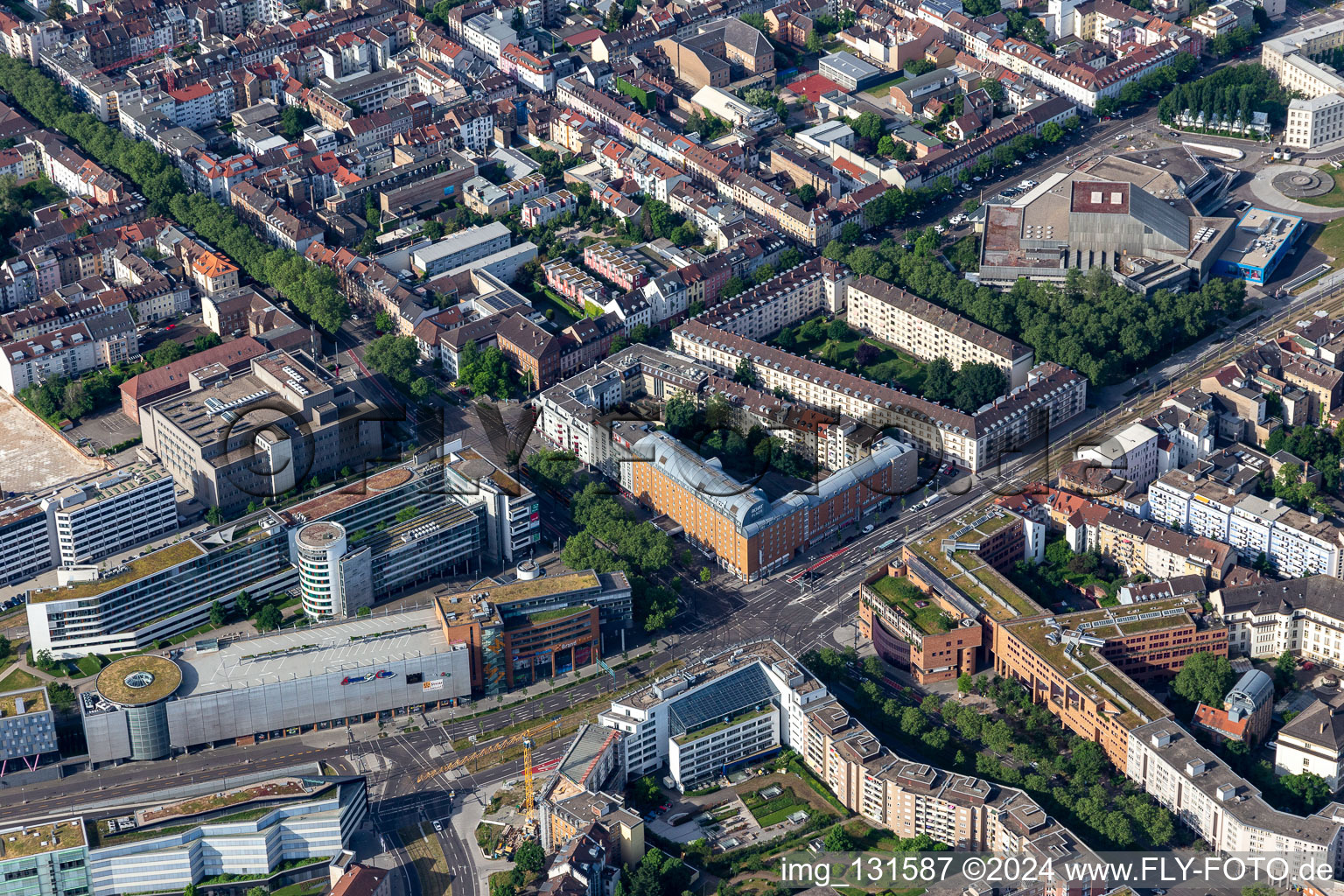 Vue aérienne de Théâtre national de Bade Karlsruhe à le quartier Südstadt in Karlsruhe dans le département Bade-Wurtemberg, Allemagne