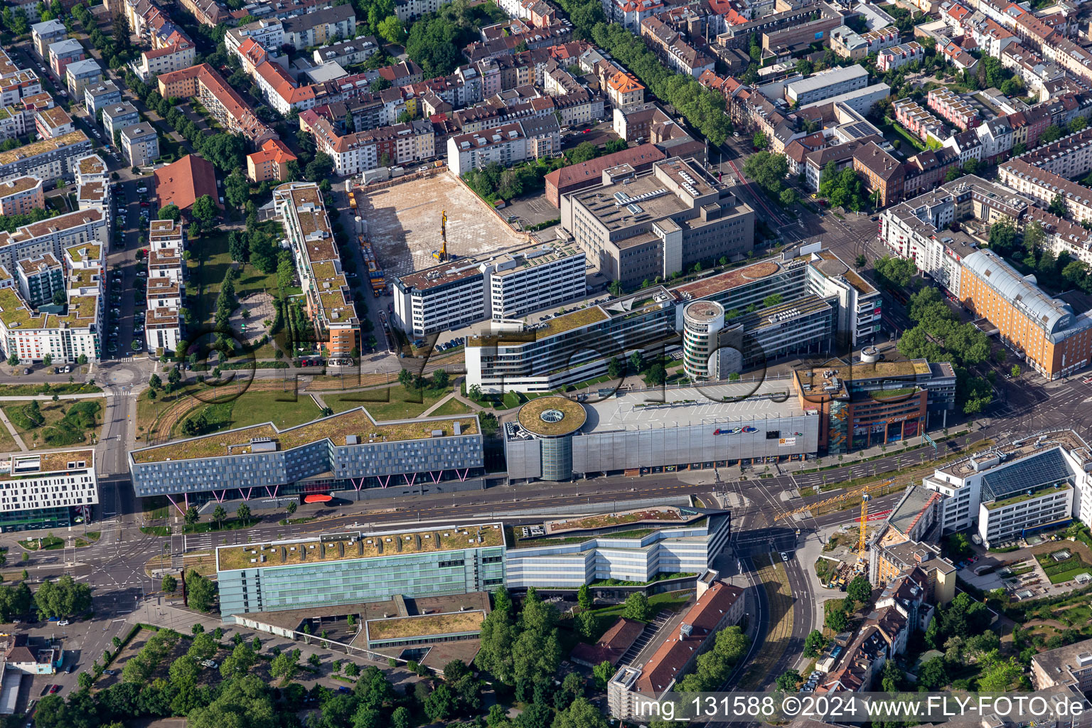 Vue aérienne de Centre d'enregistrement PSD Bank Karlsruhe-Neustadt eG, LBBW Landesbank Baden-Württemberg (Karlsruhe) à le quartier Südstadt in Karlsruhe dans le département Bade-Wurtemberg, Allemagne