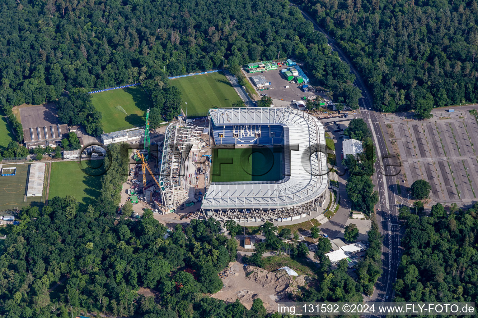 Chantier de construction du nouveau stade du Karlsruher Sport-Club GmbH & Co. KGaA à le quartier Innenstadt-Ost in Karlsruhe dans le département Bade-Wurtemberg, Allemagne d'en haut