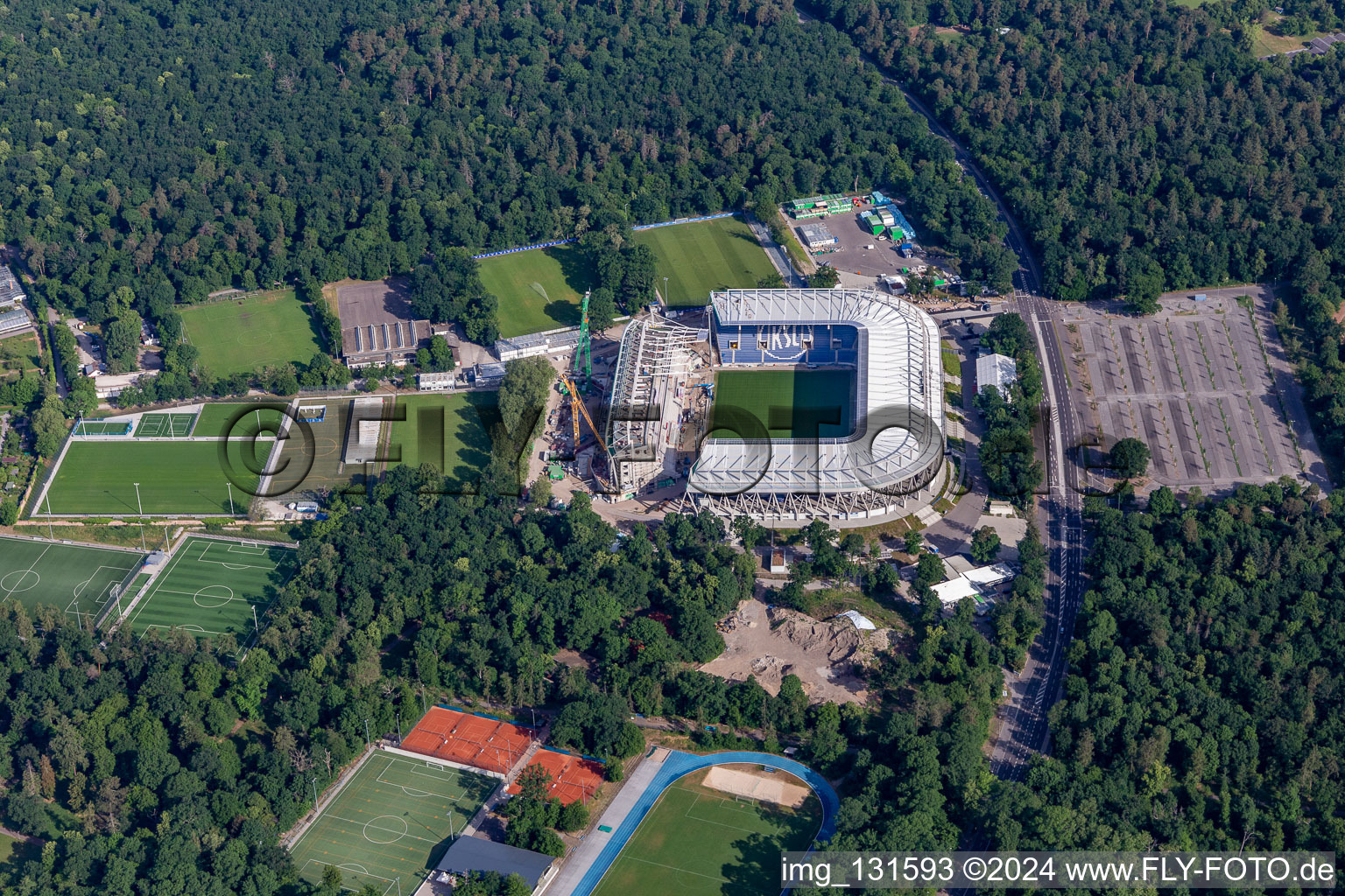 Chantier de construction du nouveau stade du Karlsruher Sport-Club GmbH & Co. KGaA à le quartier Innenstadt-Ost in Karlsruhe dans le département Bade-Wurtemberg, Allemagne hors des airs