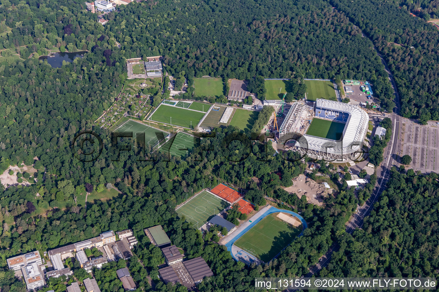 Chantier de construction du nouveau stade du Karlsruher Sport-Club GmbH & Co. KGaA à le quartier Innenstadt-Ost in Karlsruhe dans le département Bade-Wurtemberg, Allemagne vue d'en haut