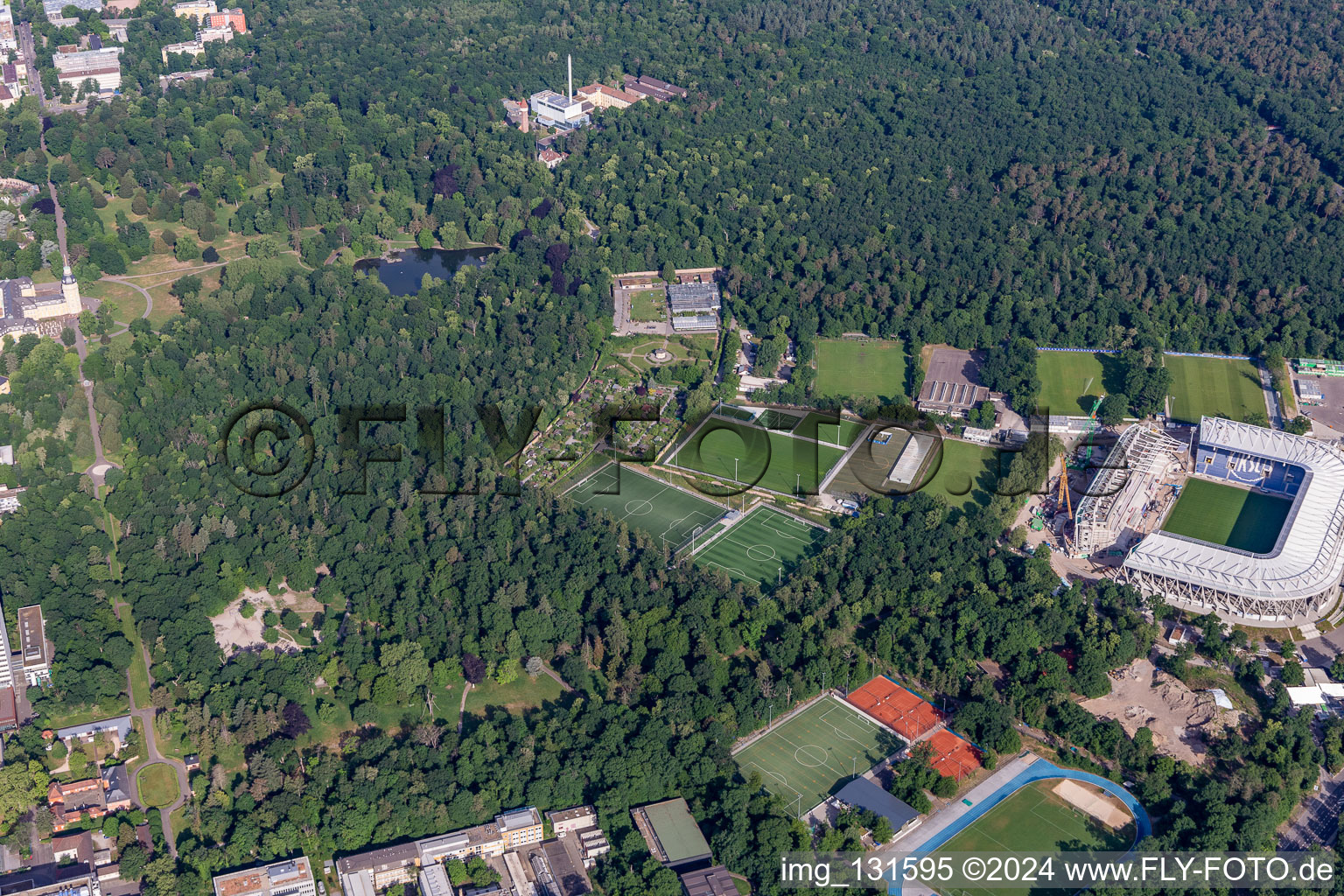 Chantier de construction du nouveau stade du Karlsruher Sport-Club GmbH & Co. KGaA à le quartier Innenstadt-Ost in Karlsruhe dans le département Bade-Wurtemberg, Allemagne depuis l'avion