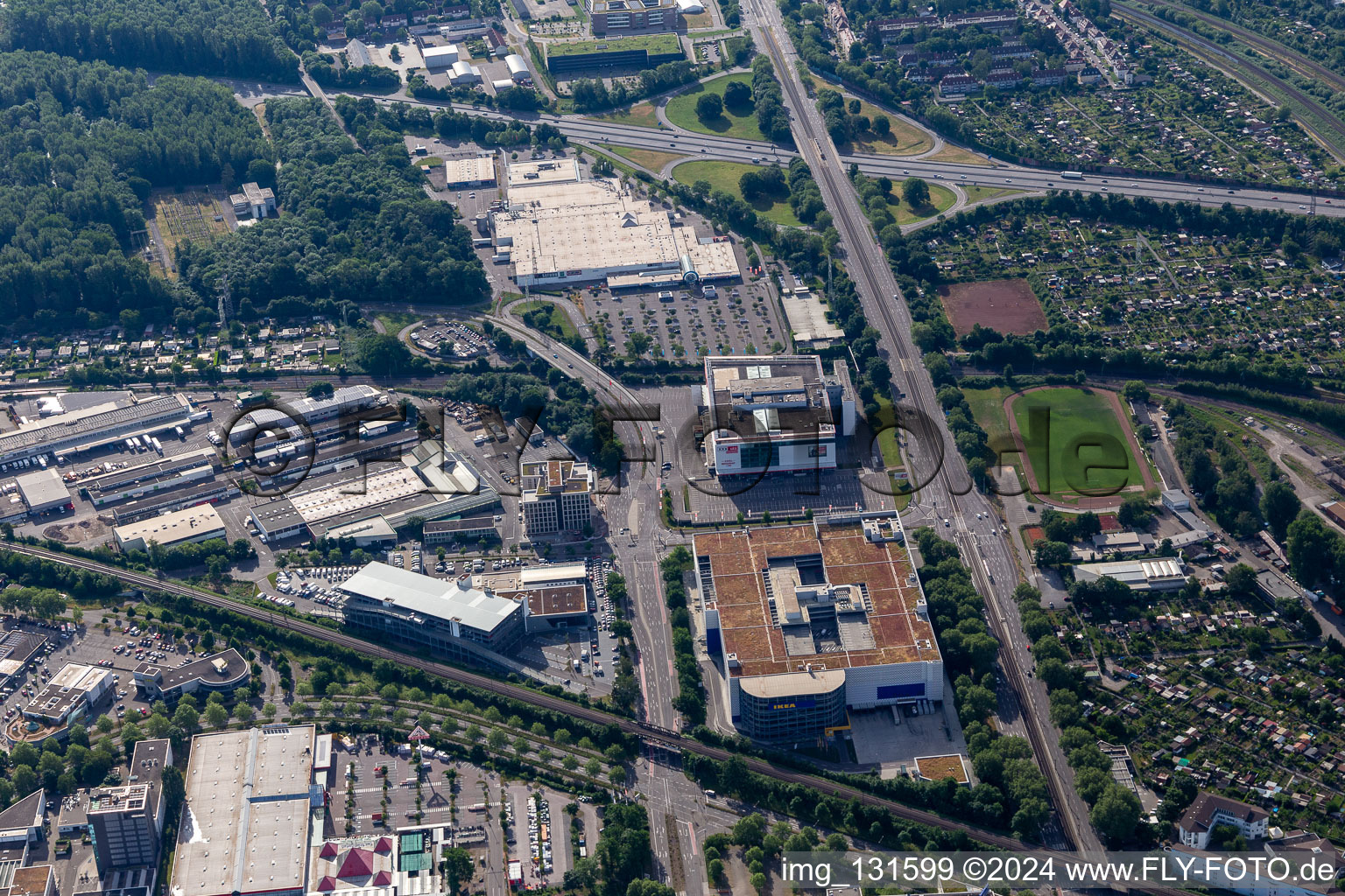 Vue aérienne de Durlacher Allee avec magasin de meubles IKEA Karlsruhe à le quartier Rintheim in Karlsruhe dans le département Bade-Wurtemberg, Allemagne