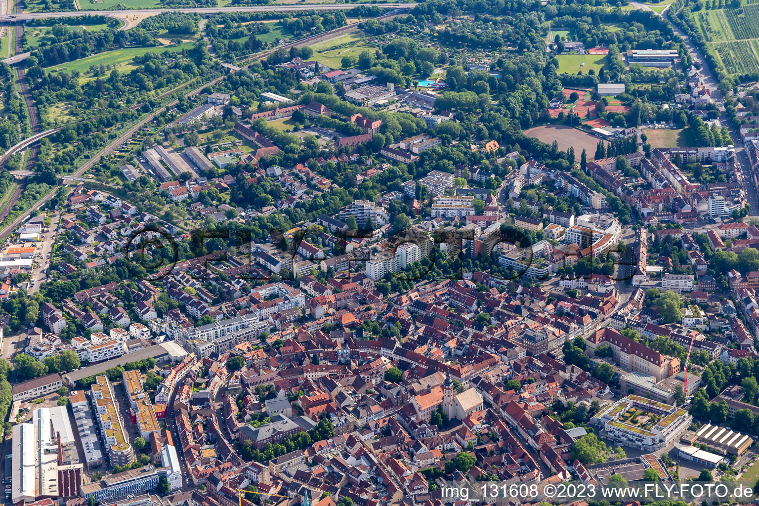 Vue aérienne de Vieille ville historique à le quartier Durlach in Karlsruhe dans le département Bade-Wurtemberg, Allemagne