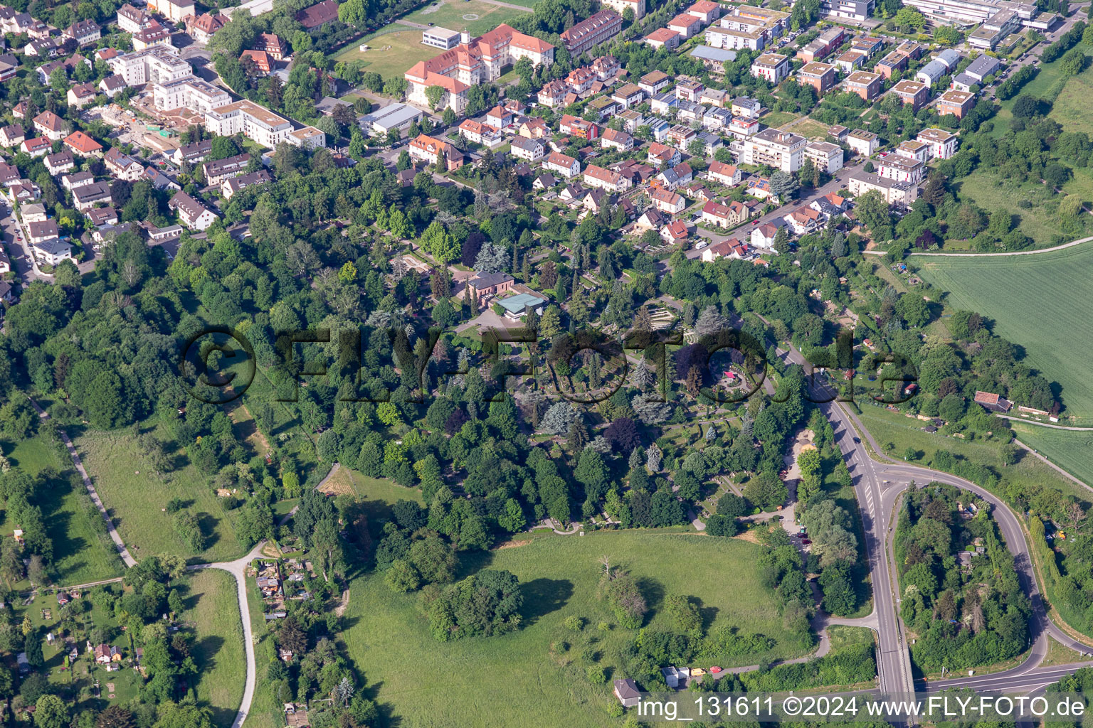 Vue aérienne de Zone de jardin Ettlingen cimetière à Ettlingen dans le département Bade-Wurtemberg, Allemagne