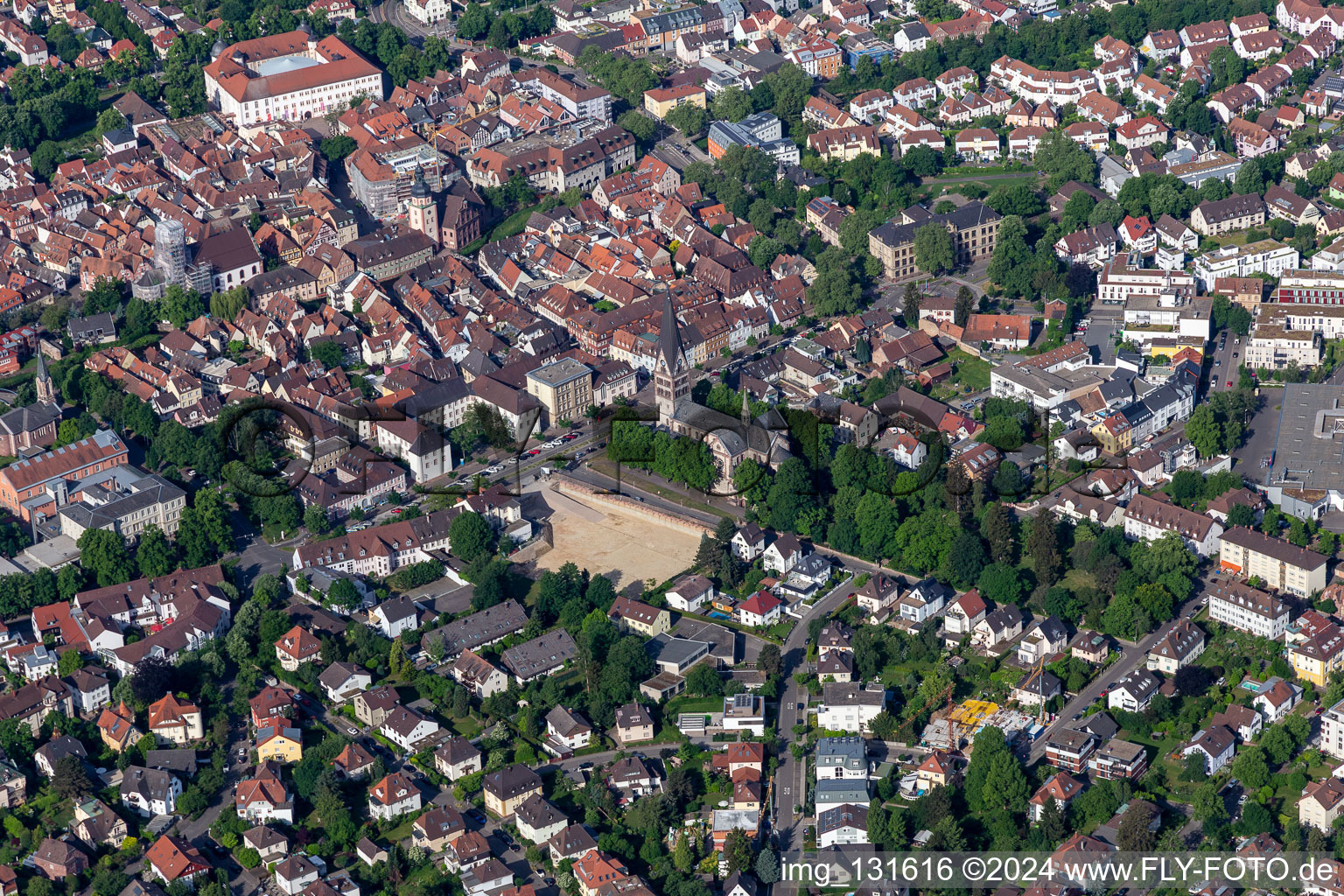 Vue aérienne de Église du Cœur de Jésus Ettlingen à Ettlingen dans le département Bade-Wurtemberg, Allemagne