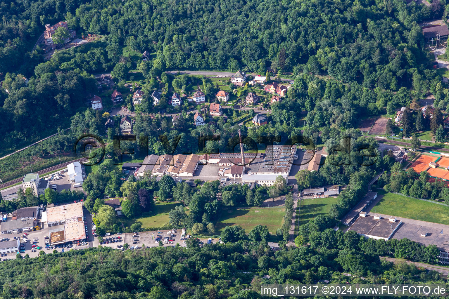 Vue aérienne de Filature avec Wackher Textilveredelung GmbH à Ettlingen dans le département Bade-Wurtemberg, Allemagne