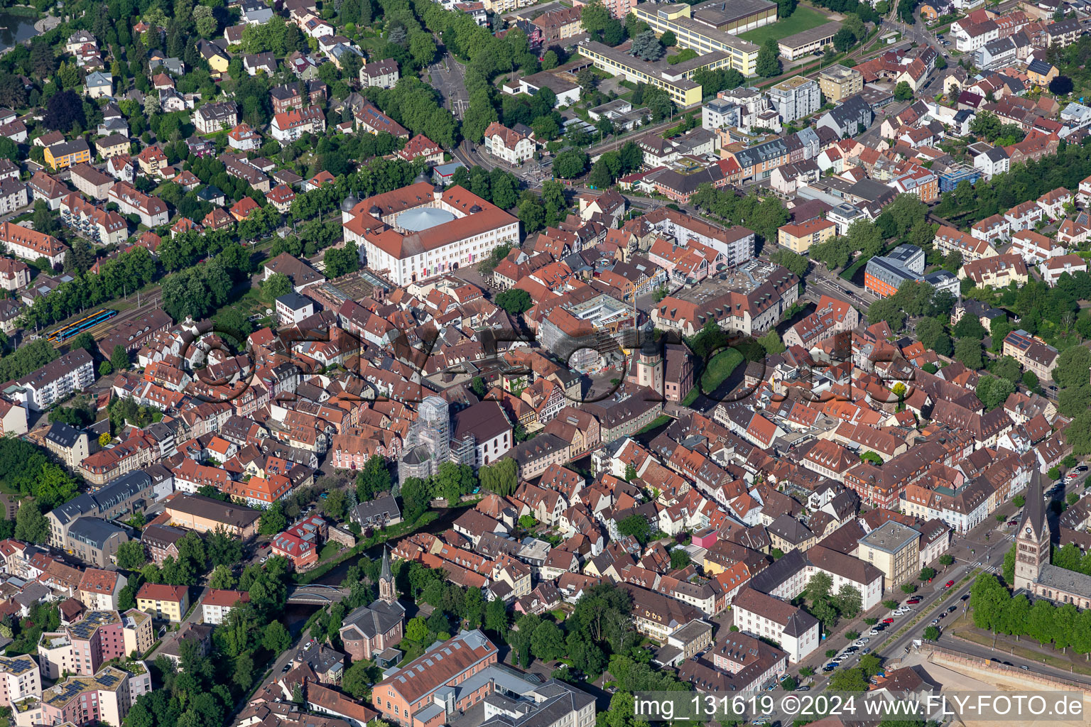 Vue aérienne de Vieille ville historique à Ettlingen dans le département Bade-Wurtemberg, Allemagne