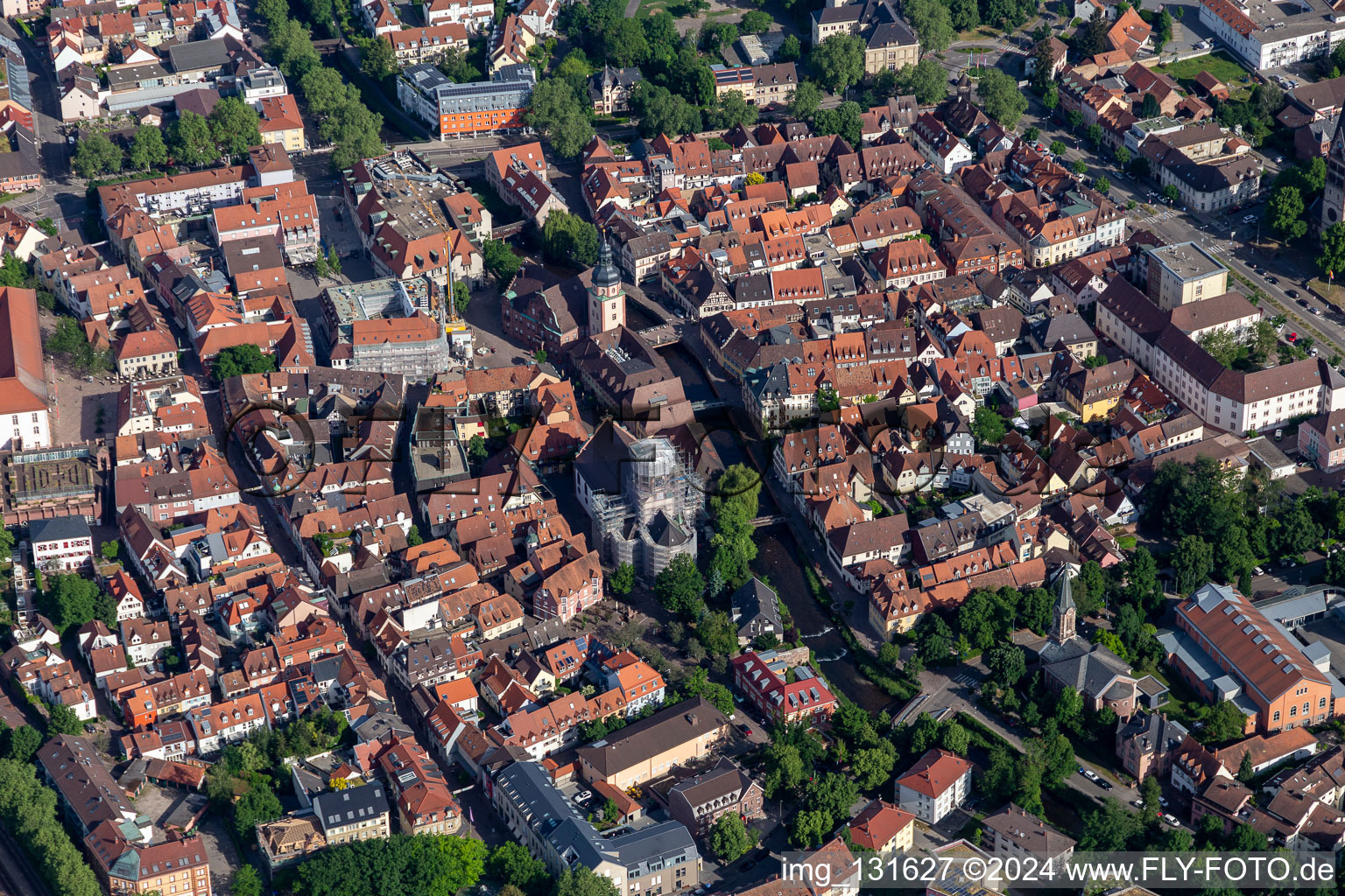 Vue aérienne de Église Saint-Martin Ettlingen an der Alb à Ettlingen dans le département Bade-Wurtemberg, Allemagne