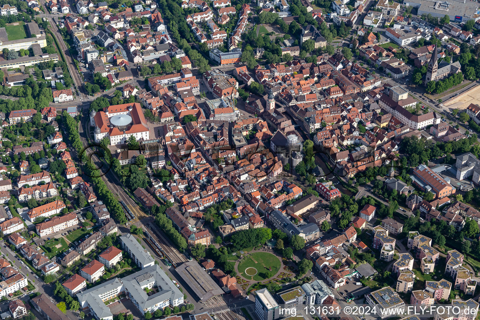 Vue aérienne de Vieille ville historique à Ettlingen dans le département Bade-Wurtemberg, Allemagne