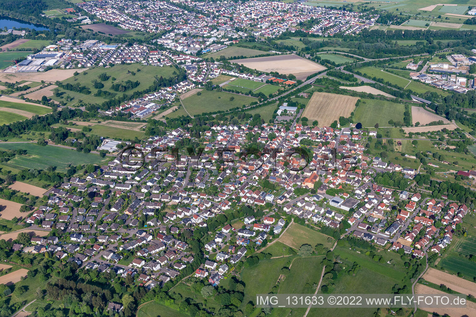 Vue aérienne de Quartier Ettlingenweier in Ettlingen dans le département Bade-Wurtemberg, Allemagne