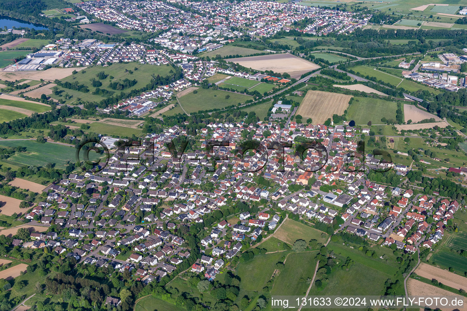 Vue aérienne de Quartier Ettlingenweier in Ettlingen dans le département Bade-Wurtemberg, Allemagne