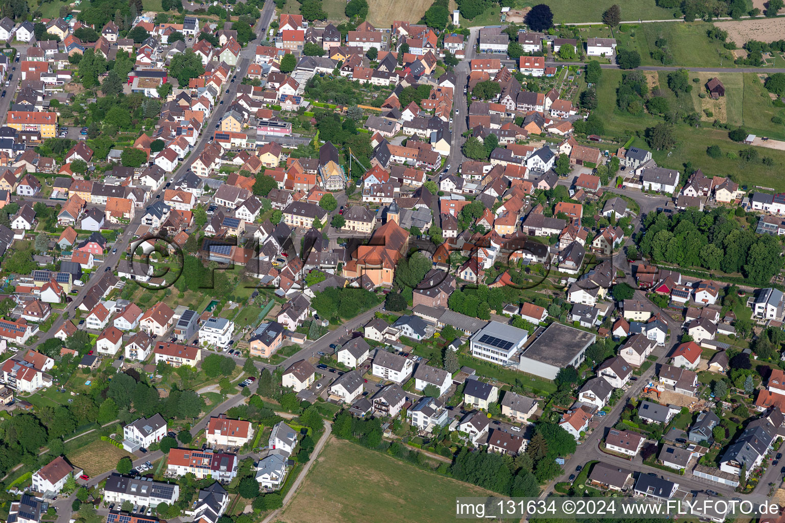 Vue aérienne de Église Saint-Denysweier à le quartier Ettlingenweier in Ettlingen dans le département Bade-Wurtemberg, Allemagne