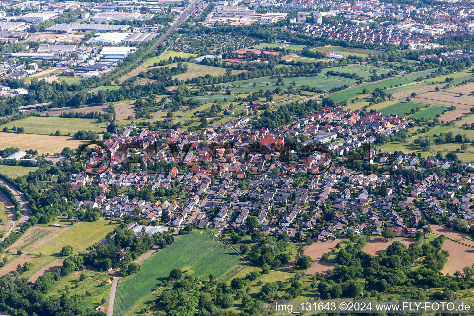 Vue d'oiseau de Quartier Oberweier in Ettlingen dans le département Bade-Wurtemberg, Allemagne