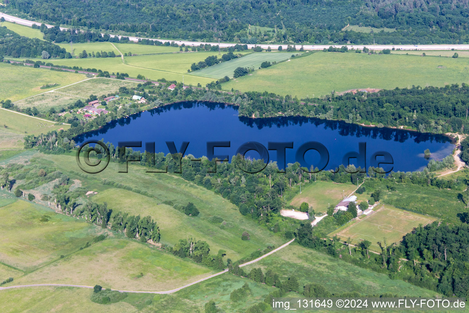 Vue aérienne de Lac Hurst à le quartier Bruchhausen in Ettlingen dans le département Bade-Wurtemberg, Allemagne