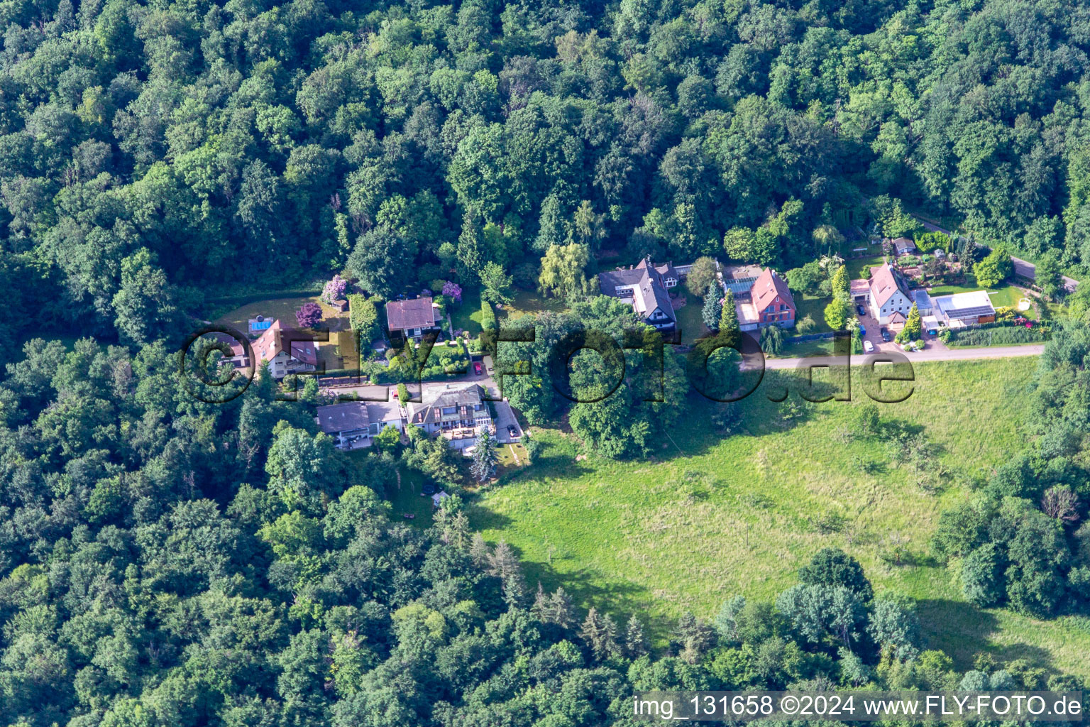 Vue aérienne de A la forêt de montagne à Malsch dans le département Bade-Wurtemberg, Allemagne