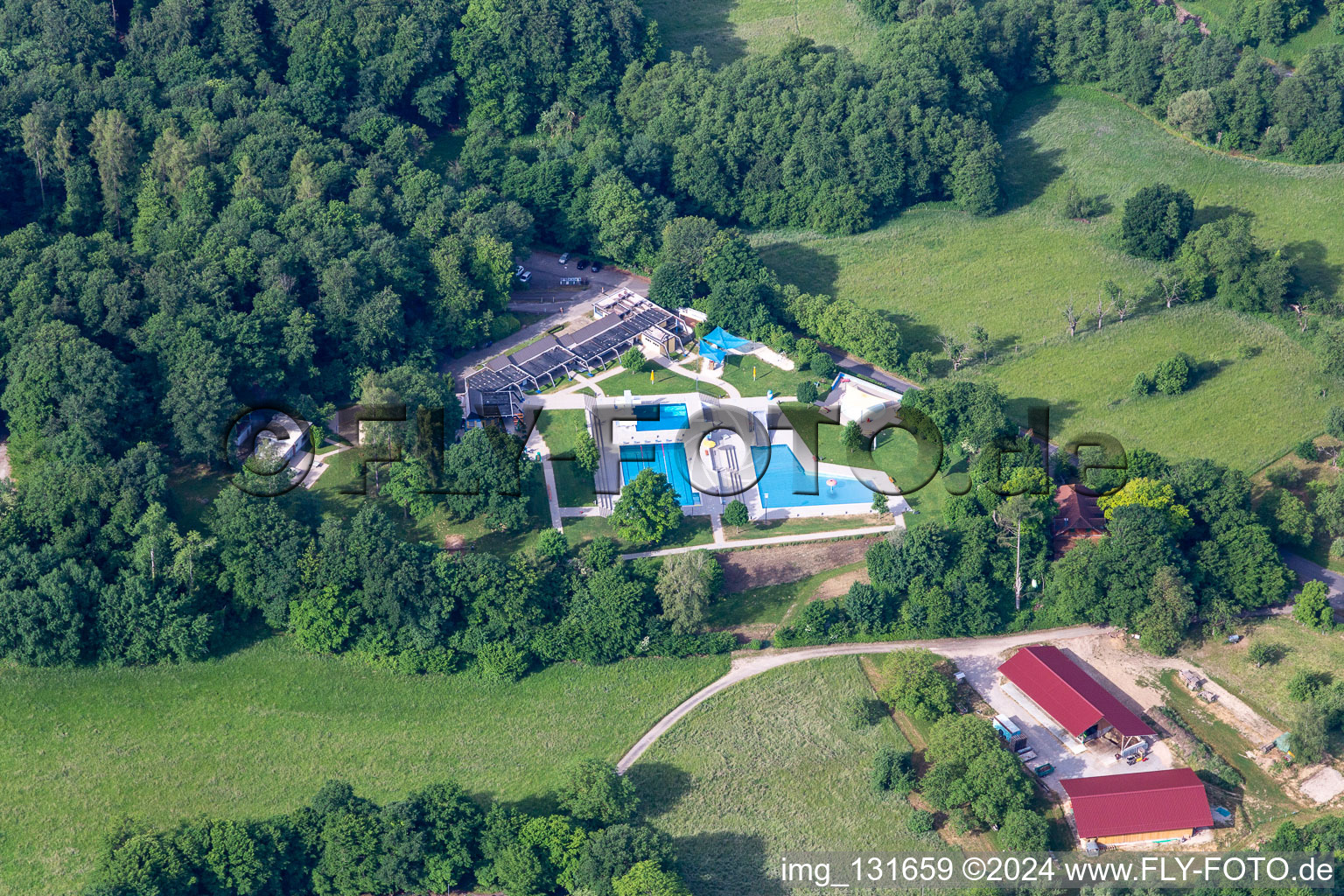 Vue aérienne de La piscine extérieure Malsch à le quartier Waldprechtsweier in Malsch dans le département Bade-Wurtemberg, Allemagne