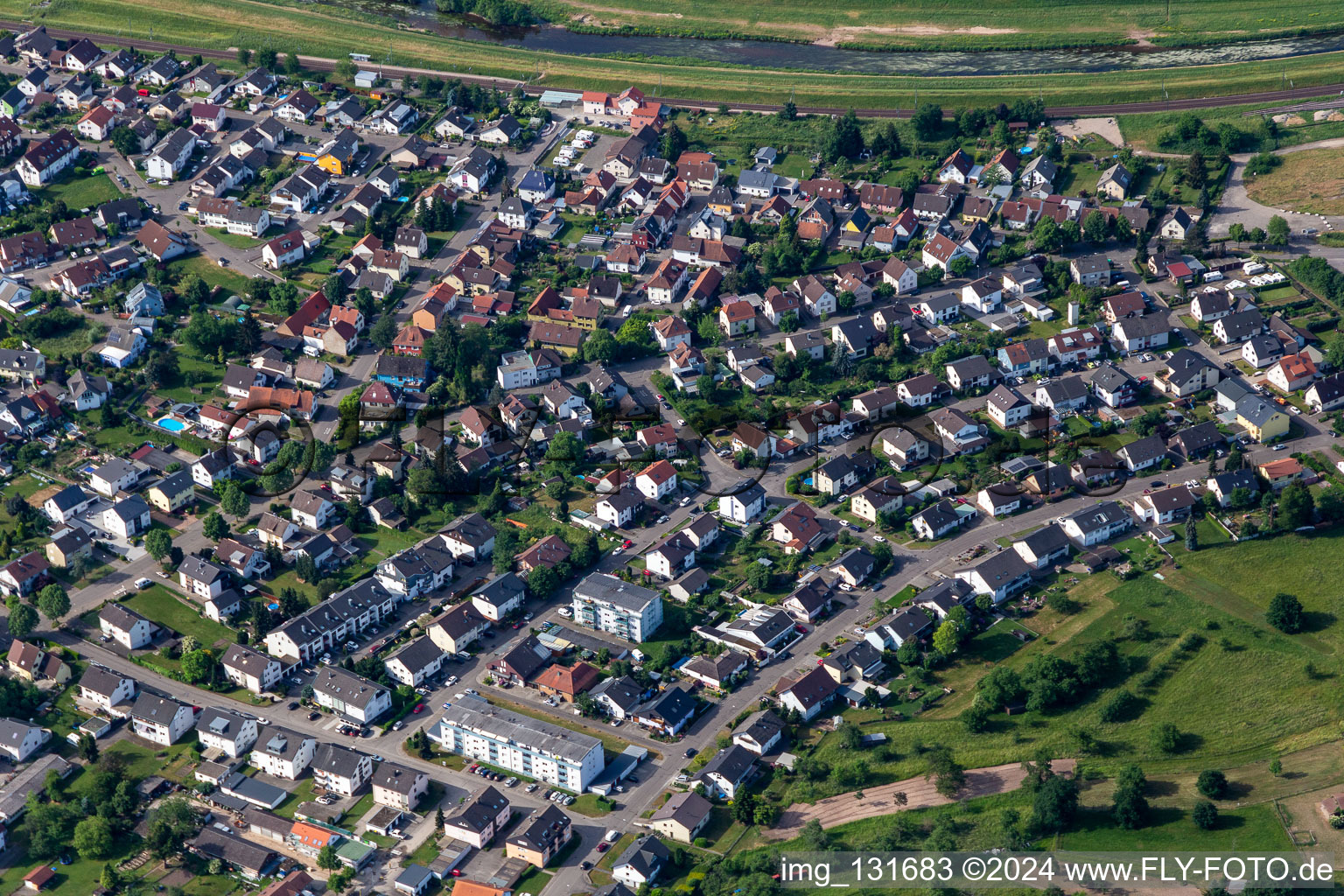 Vue aérienne de Sur la Murg à Bischweier dans le département Bade-Wurtemberg, Allemagne