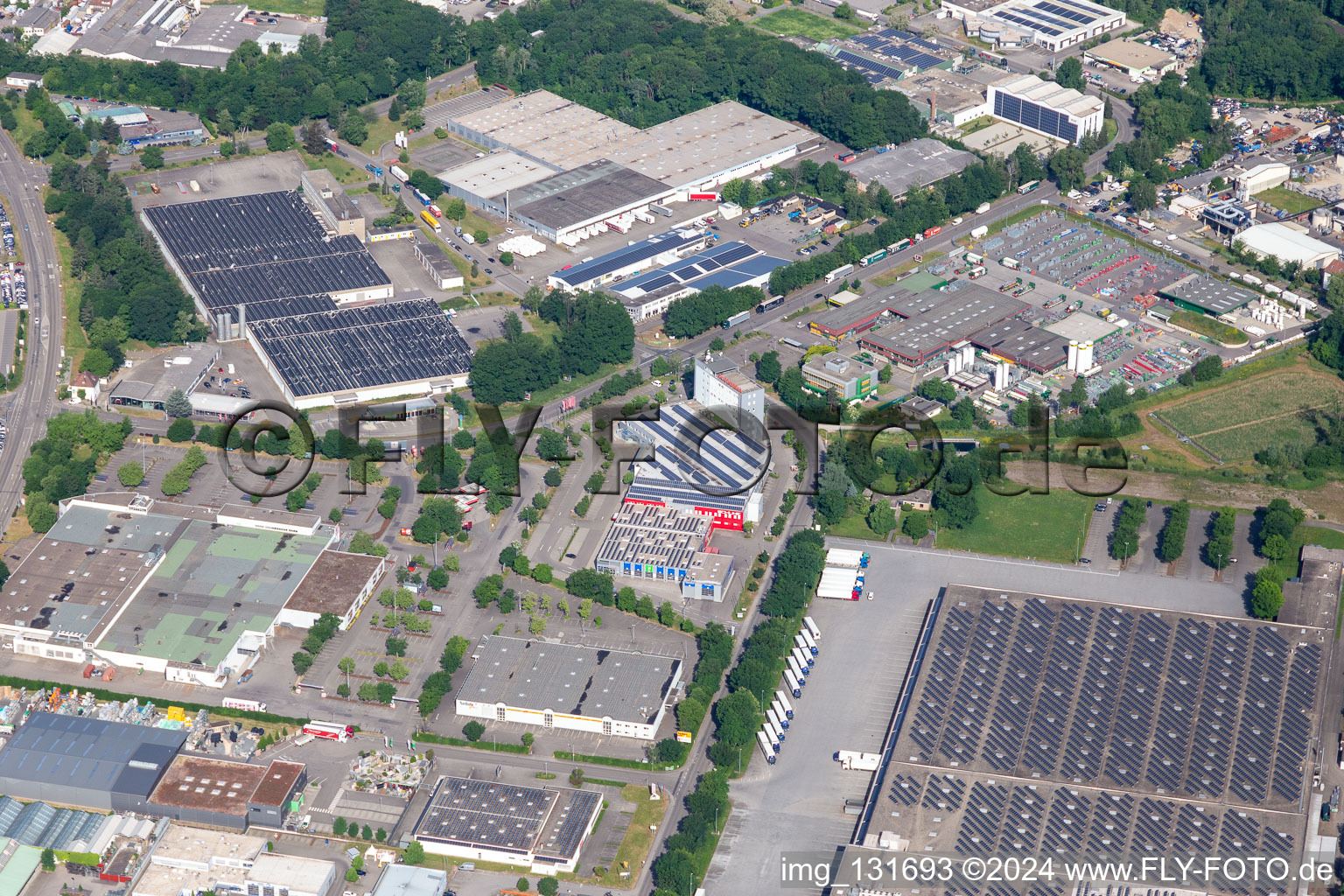 Vue aérienne de Zone industrielle en ossature pierre à Rastatt dans le département Bade-Wurtemberg, Allemagne