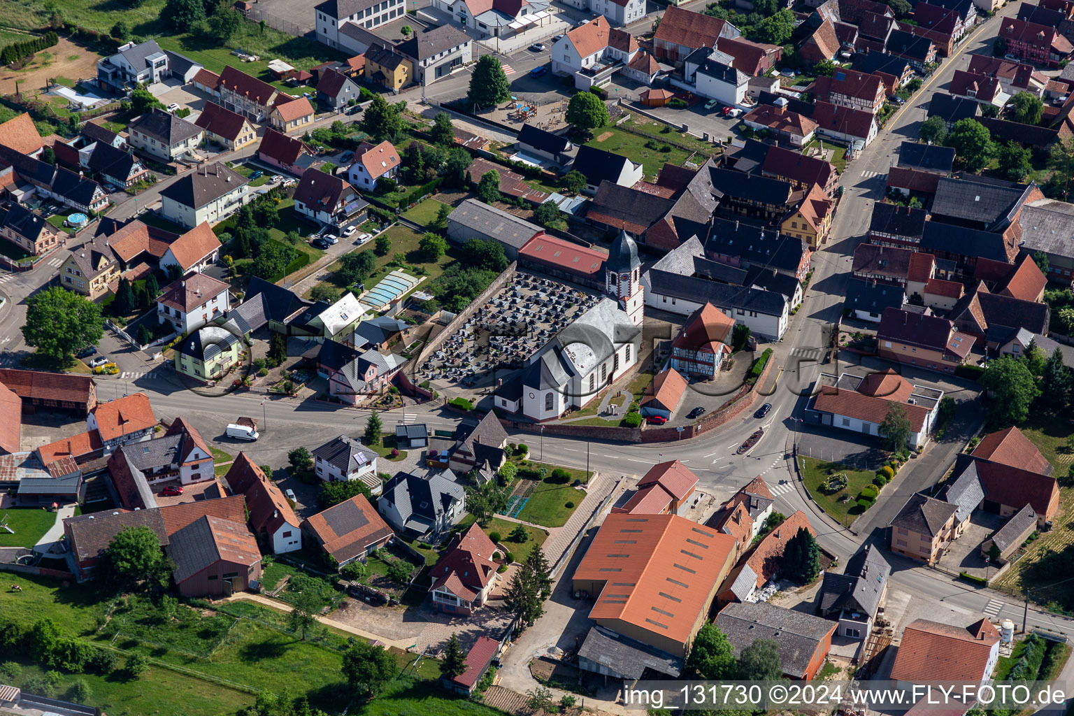 Vue aérienne de Église Sainte-Marguerite de Niederlauterbach à Niederlauterbach dans le département Bas Rhin, France