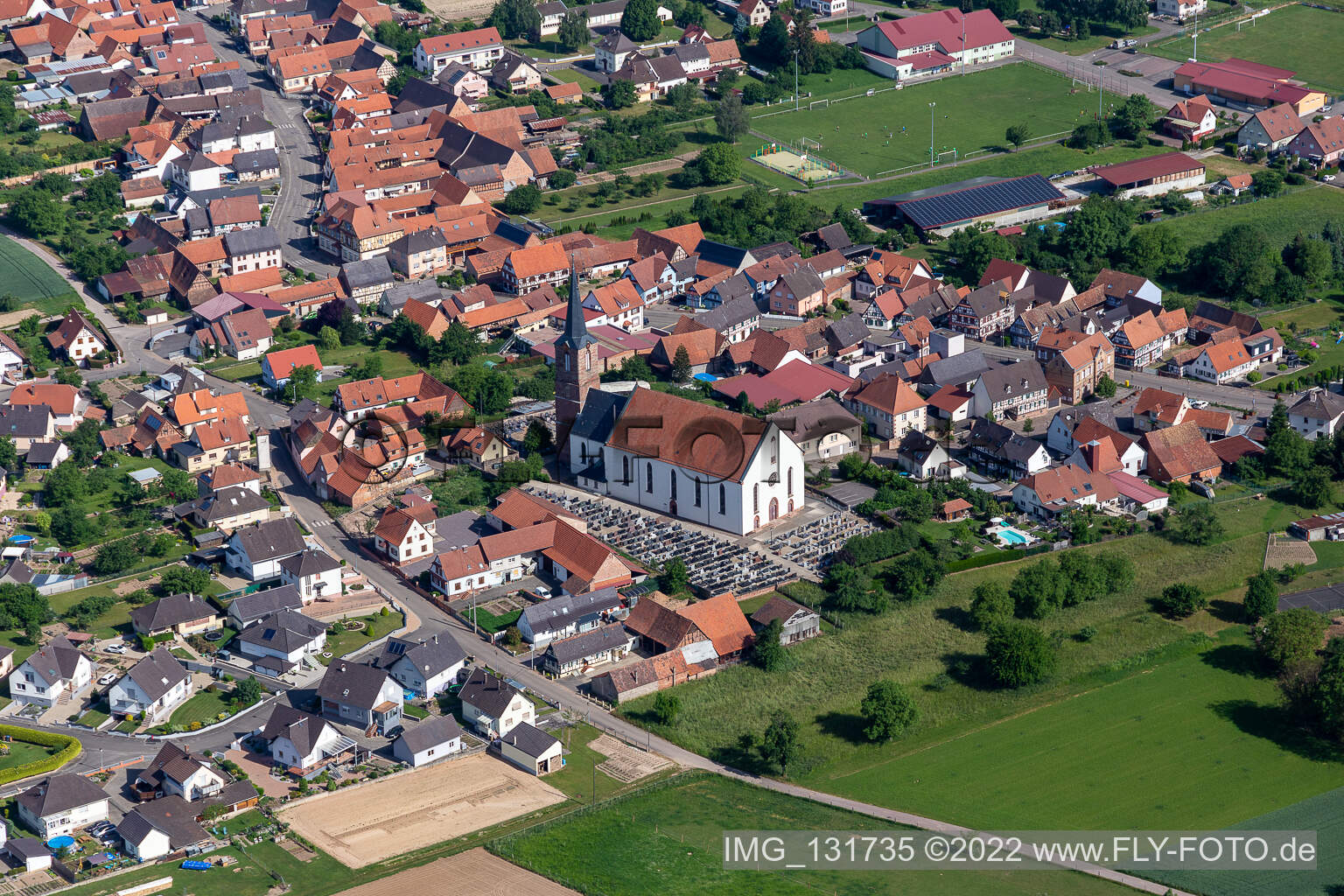 Vue aérienne de Église Saint-Barthélemy de Schleithal à Schleithal dans le département Bas Rhin, France