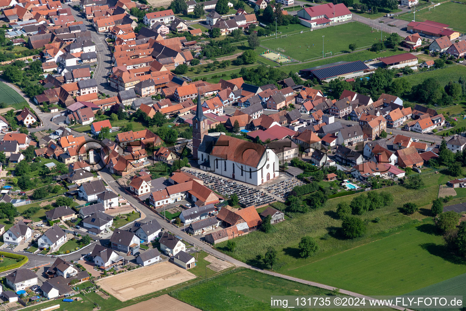 Vue aérienne de Église Saint-Barthélemy de Schleithal à Schleithal dans le département Bas Rhin, France