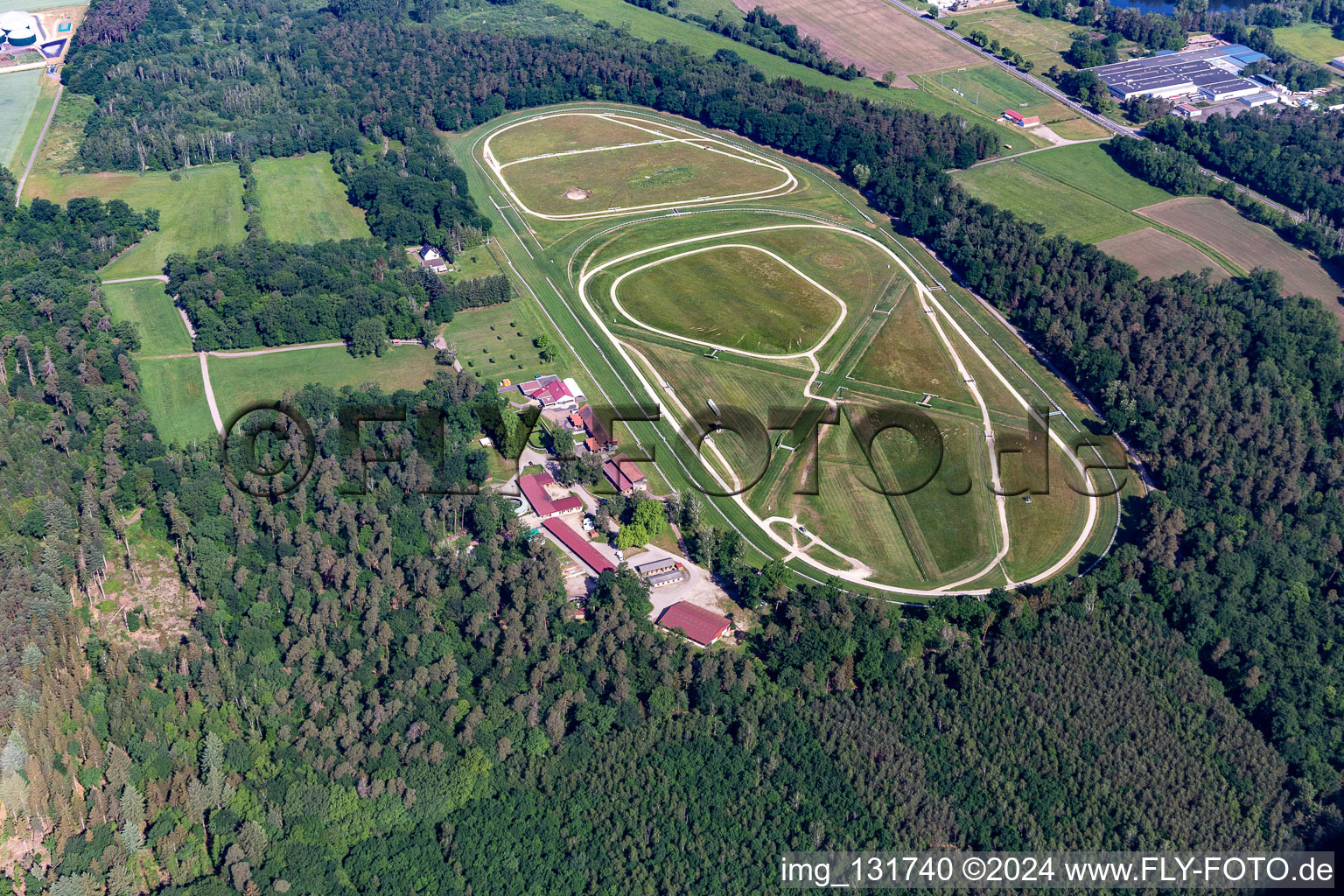 Vue aérienne de Hippodrome de la hardt Soc Races De Wissembourg à le quartier Altenstadt in Wissembourg dans le département Bas Rhin, France