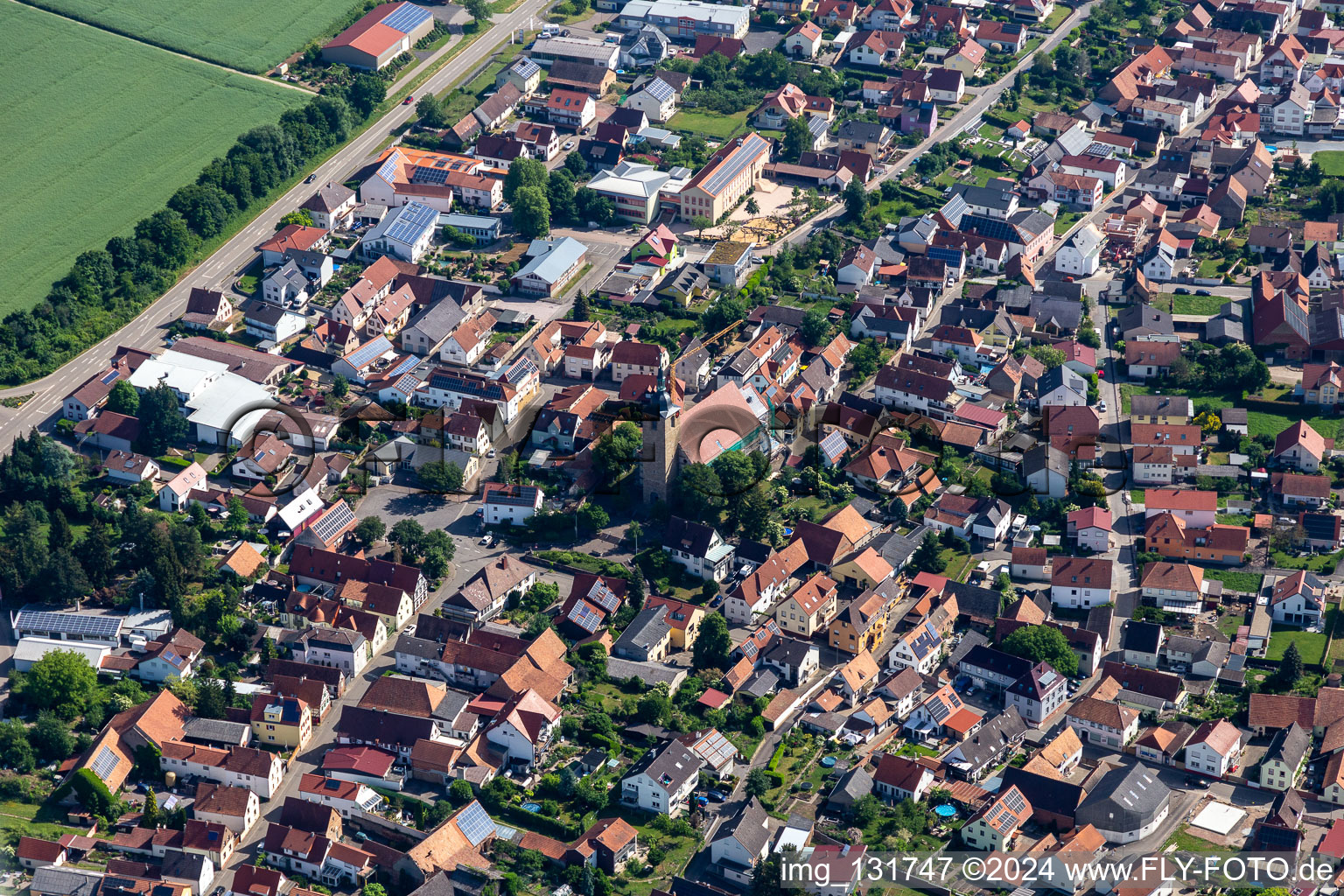 Vue aérienne de Église catholique de Saint-Léodegar à Steinfeld dans le département Rhénanie-Palatinat, Allemagne