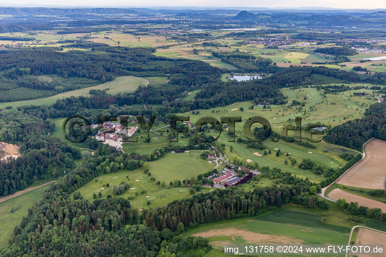 Vue aérienne de Le Country Club Schloss Langenstein - Le parcours de golf au bord du lac de Constance à le quartier Orsingen in Orsingen-Nenzingen dans le département Bade-Wurtemberg, Allemagne