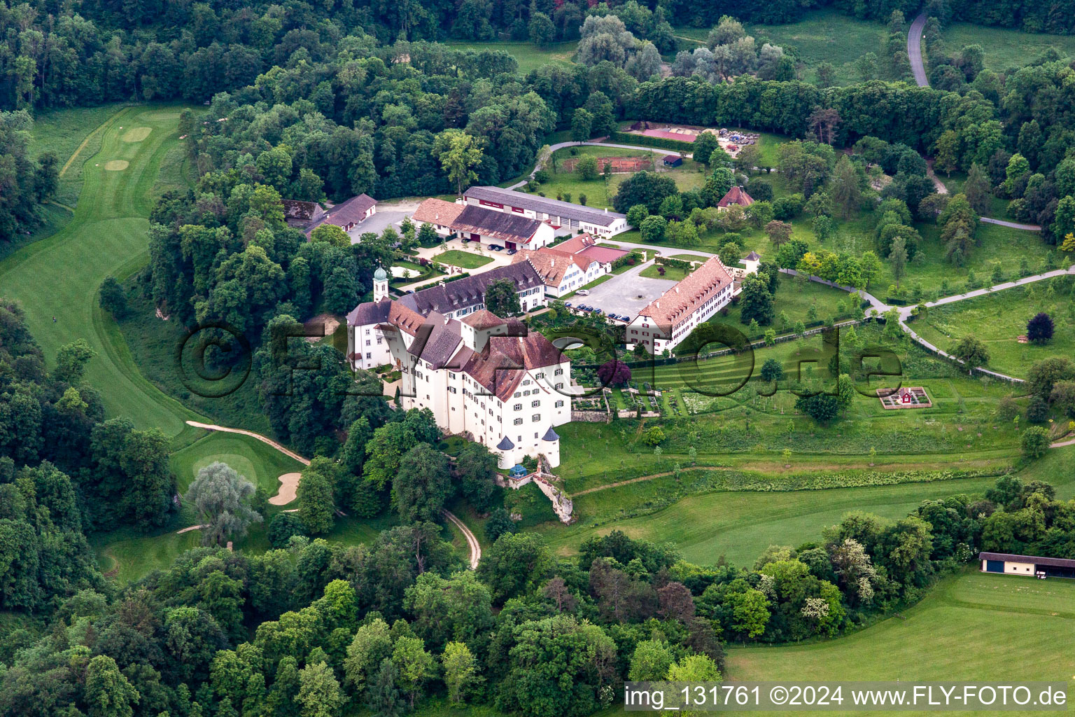 Vue aérienne de Le Country Club Schloss Langenstein - Le parcours de golf au bord du lac de Constance à le quartier Orsingen in Orsingen-Nenzingen dans le département Bade-Wurtemberg, Allemagne