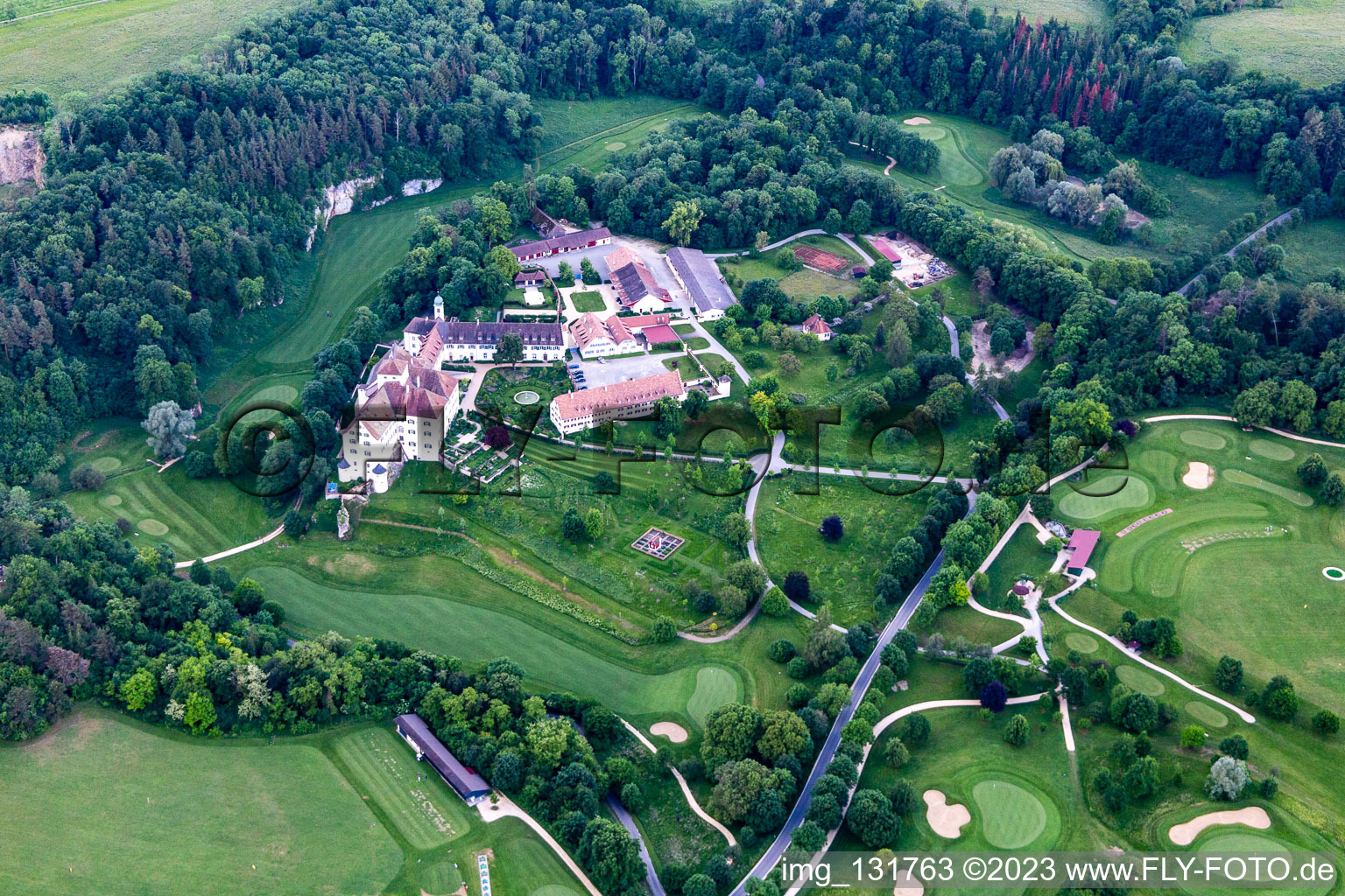 Vue oblique de Le Country Club Schloss Langenstein - Le parcours de golf au bord du lac de Constance à Orsingen-Nenzingen dans le département Bade-Wurtemberg, Allemagne