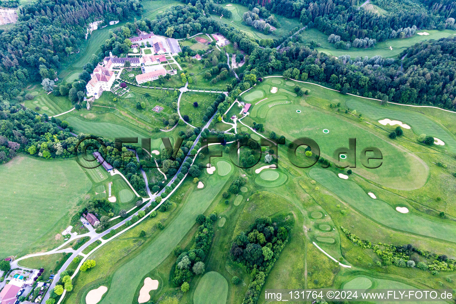 Le Country Club Schloss Langenstein - Le parcours de golf au bord du lac de Constance à le quartier Orsingen in Orsingen-Nenzingen dans le département Bade-Wurtemberg, Allemagne d'en haut