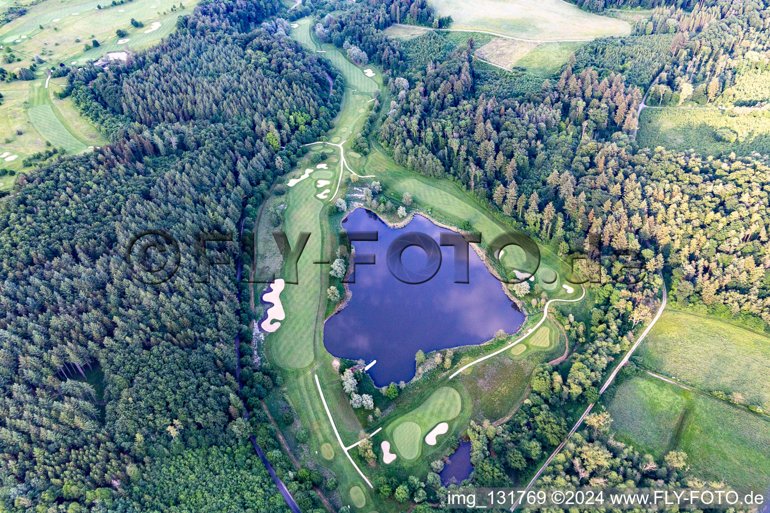 Le Country Club Schloss Langenstein - Le parcours de golf au bord du lac de Constance à le quartier Orsingen in Orsingen-Nenzingen dans le département Bade-Wurtemberg, Allemagne hors des airs