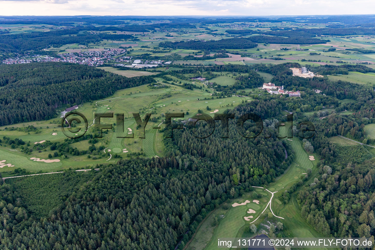 Le Country Club Schloss Langenstein - Le parcours de golf au bord du lac de Constance à le quartier Orsingen in Orsingen-Nenzingen dans le département Bade-Wurtemberg, Allemagne vue d'en haut