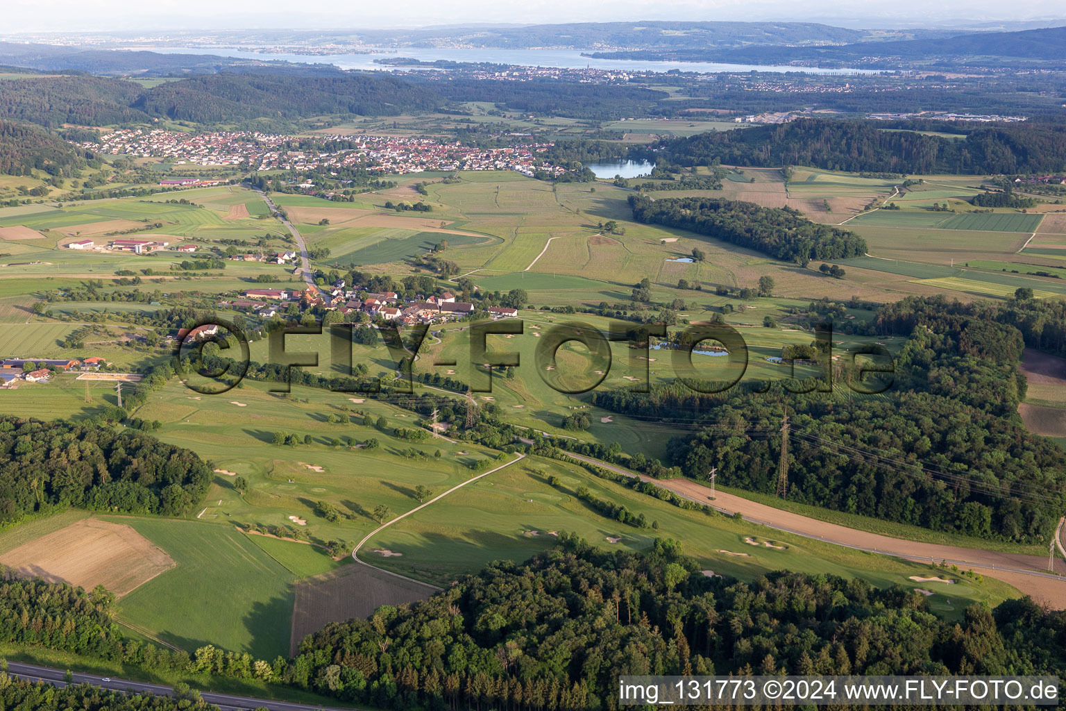 Vue aérienne de TERRAIN DE GOLF DE STEISSLINGEN GMBH à le quartier Wiechs in Steißlingen dans le département Bade-Wurtemberg, Allemagne