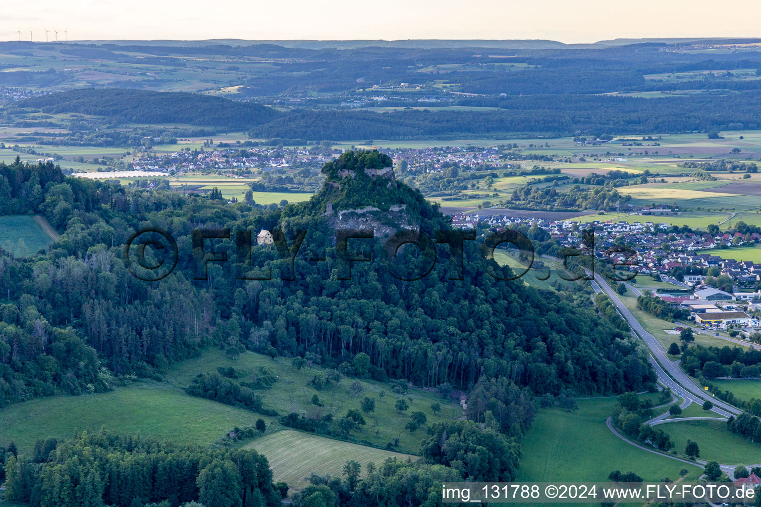 Vue aérienne de Hohentwiel, avec ses ruines de forteresse datant de 914 et ses vues panoramiques, est un volcan éteint à Singen dans le département Bade-Wurtemberg, Allemagne