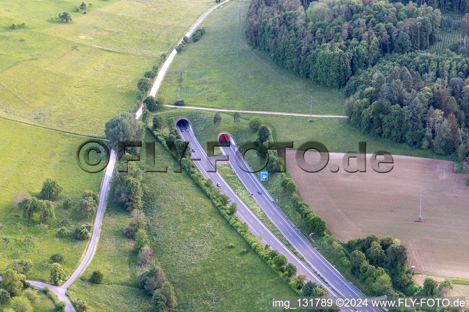 Vue aérienne de Portail du tunnel de l'A81 près de Singen à Hilzingen dans le département Bade-Wurtemberg, Allemagne