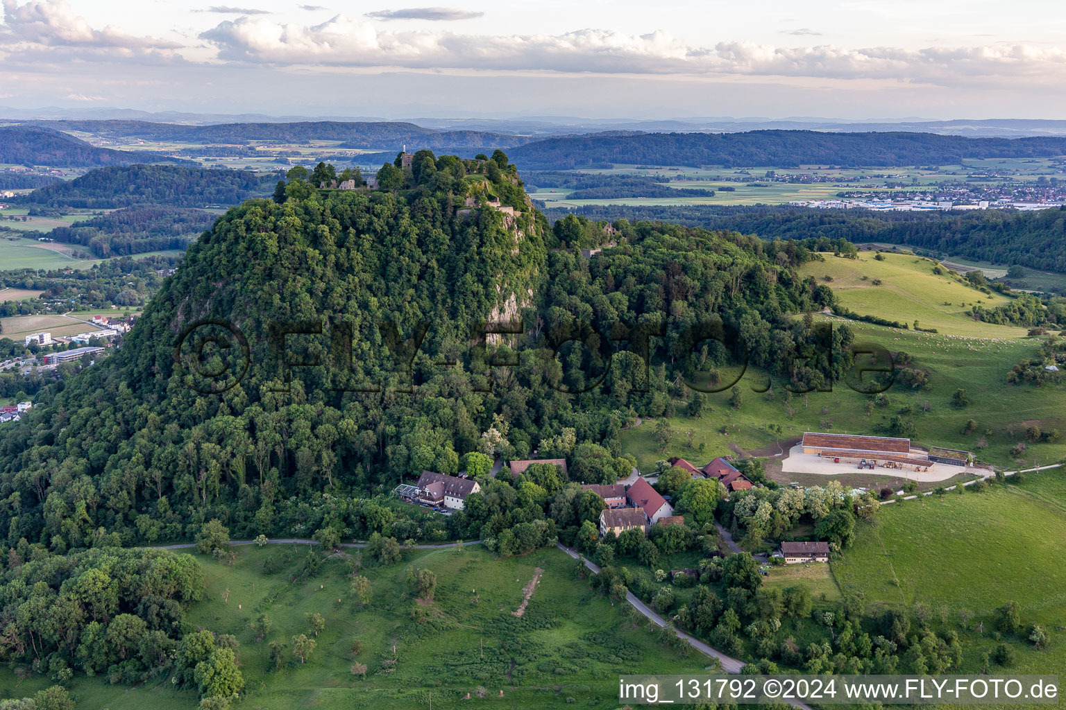 Vue aérienne de Hohentwiel, avec ses ruines de forteresse datant de 914 et ses vues panoramiques, est un volcan éteint à Singen dans le département Bade-Wurtemberg, Allemagne