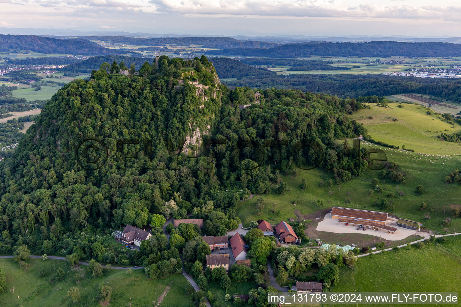 Vue aérienne de Hôtel Restaurant Hohentwiel am Hohentwiel avec ruines de forteresse de 914 et vue panoramique sur un volcan éteint à Singen dans le département Bade-Wurtemberg, Allemagne