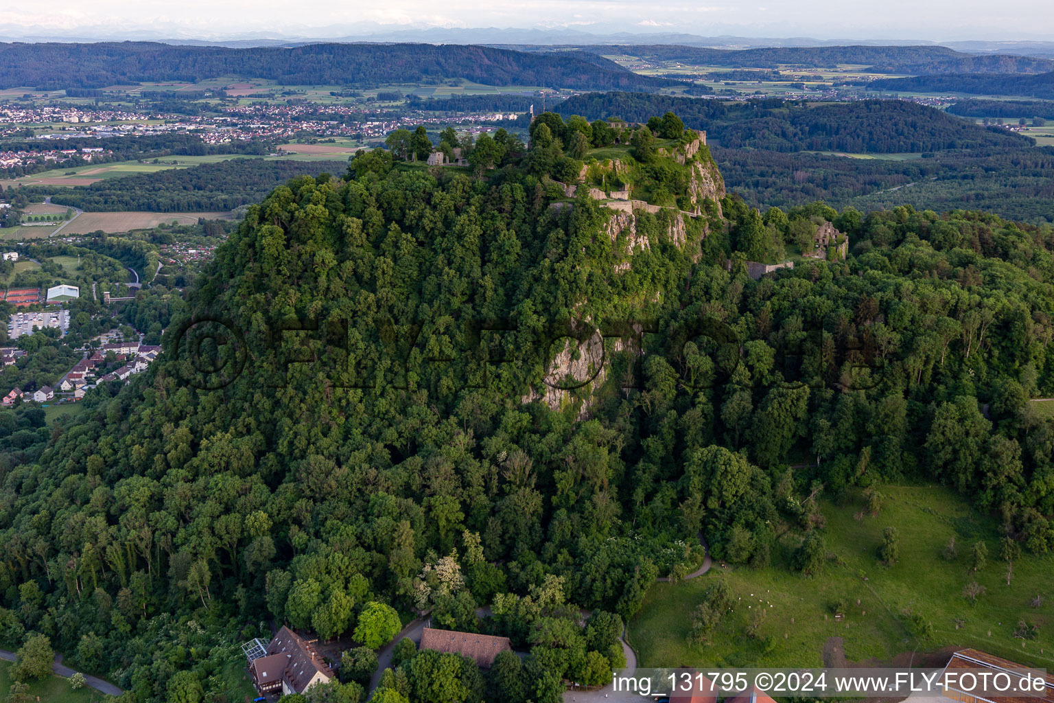 Photographie aérienne de Hohentwiel, avec ses ruines de forteresse datant de 914 et ses vues panoramiques, est un volcan éteint à Singen dans le département Bade-Wurtemberg, Allemagne