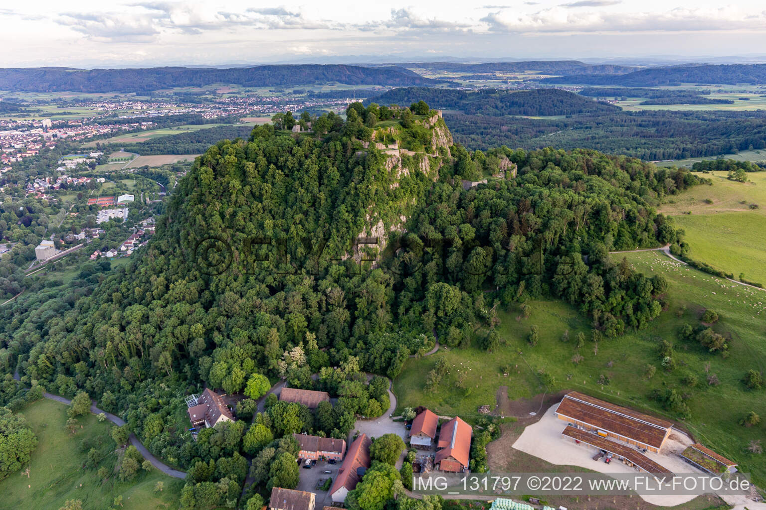 Vue oblique de Hohentwiel, avec ses ruines de forteresse datant de 914 et ses vues panoramiques, est un volcan éteint à Singen dans le département Bade-Wurtemberg, Allemagne