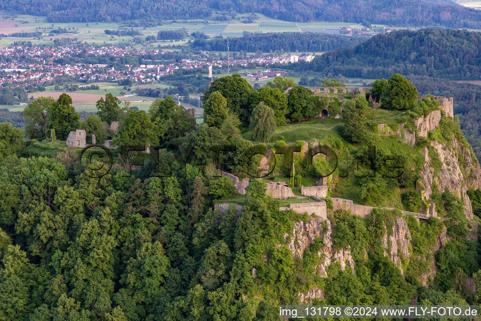 Hohentwiel, avec ses ruines de forteresse datant de 914 et ses vues panoramiques, est un volcan éteint à Singen dans le département Bade-Wurtemberg, Allemagne d'en haut