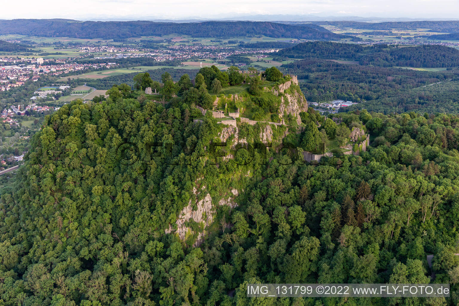 Hohentwiel, avec ses ruines de forteresse datant de 914 et ses vues panoramiques, est un volcan éteint à Singen dans le département Bade-Wurtemberg, Allemagne hors des airs