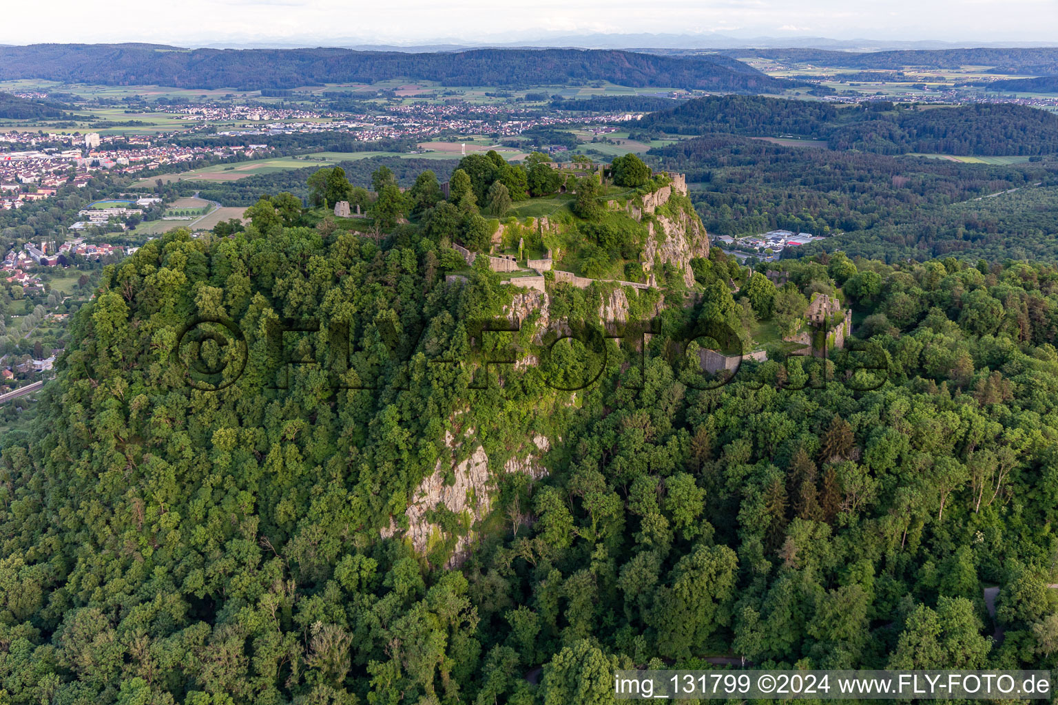 Hohentwiel, avec ses ruines de forteresse datant de 914 et ses vues panoramiques, est un volcan éteint à Singen dans le département Bade-Wurtemberg, Allemagne hors des airs